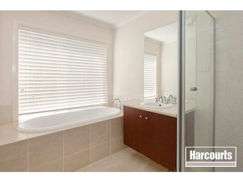 138 Berwick Springs Promenade, Narre Warren South VIC 3805