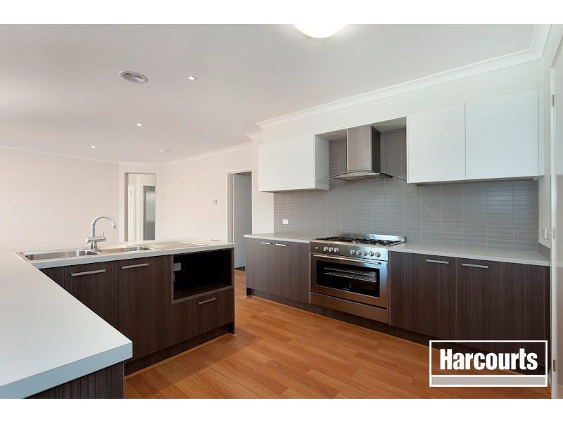 142 Yorkshire Drive, Cranbourne North VIC 3977