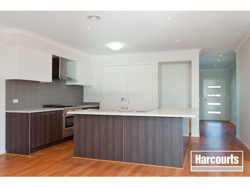 142 Yorkshire Drive, Cranbourne North VIC 3977