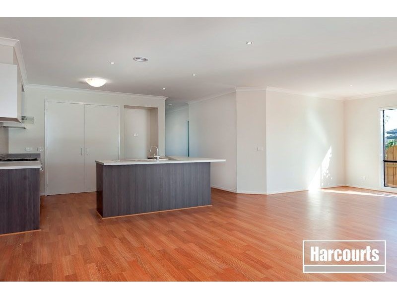 142 Yorkshire Drive, Cranbourne North VIC 3977