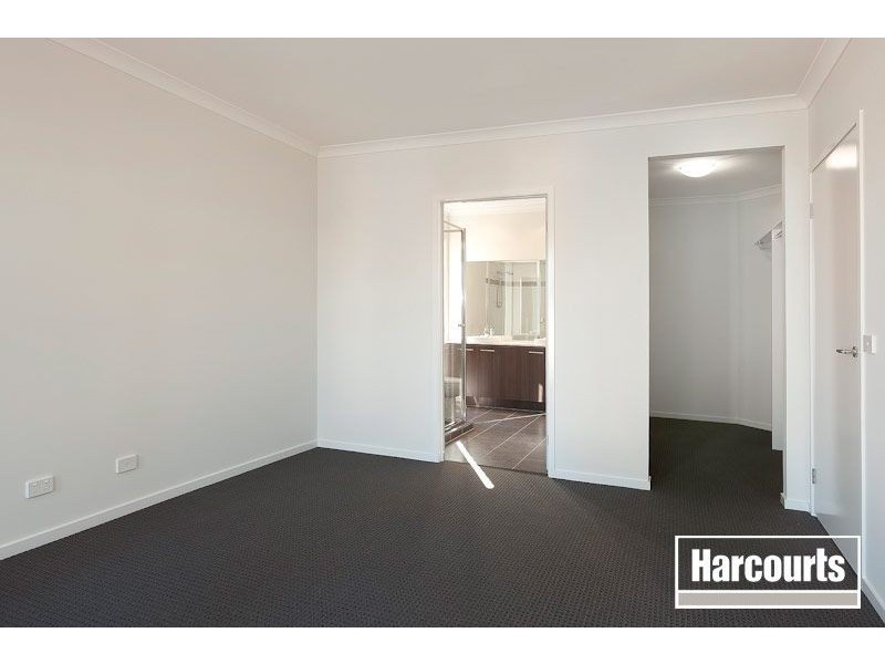 142 Yorkshire Drive, Cranbourne North VIC 3977