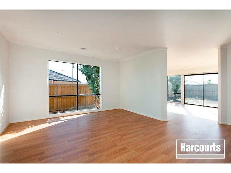 142 Yorkshire Drive, Cranbourne North VIC 3977
