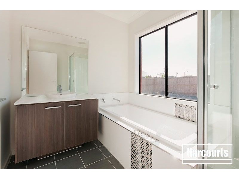 142 Yorkshire Drive, Cranbourne North VIC 3977
