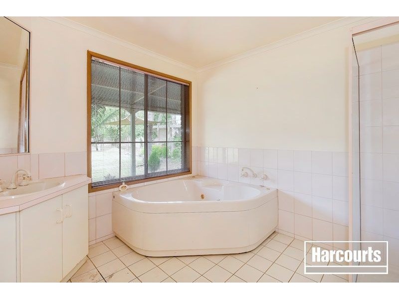 1 Hillsmeade Drive, Narre Warren South VIC 3805