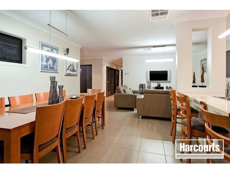 38 Bronson Circuit, Cranbourne North VIC 3977