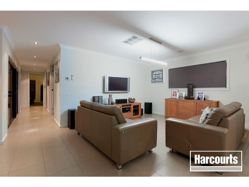 38 Bronson Circuit, Cranbourne North VIC 3977