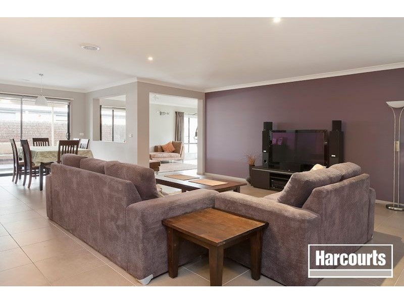 30 Sussex Avenue, Cranbourne North VIC 3977