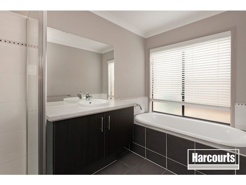 30 Sussex Avenue, Cranbourne North VIC 3977