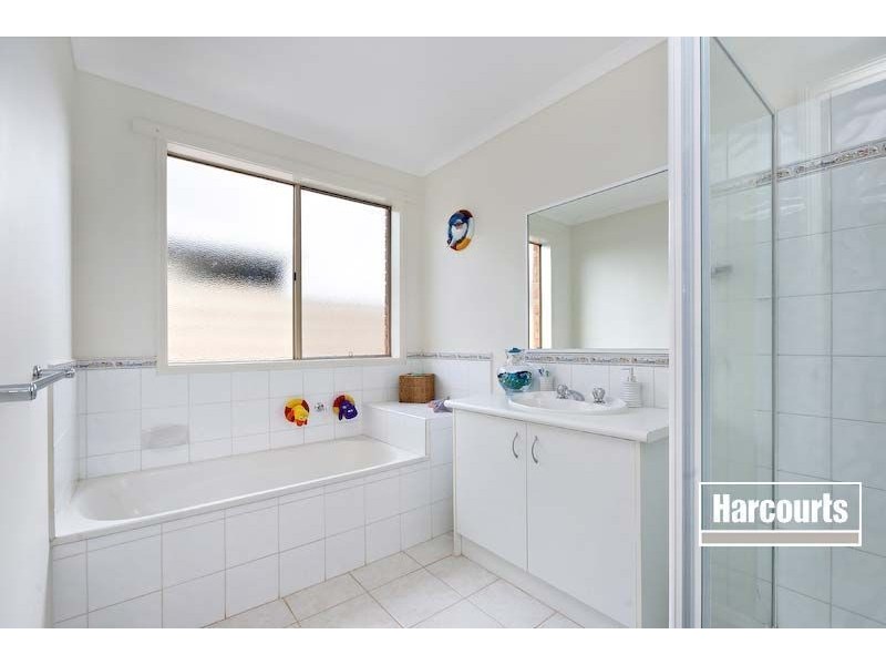 11 Fiander Close, Cranbourne East VIC 3977