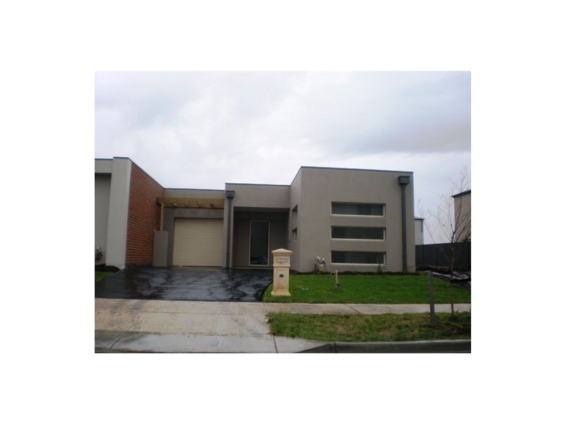 30 Edgeware Close, Pakenham VIC 3810