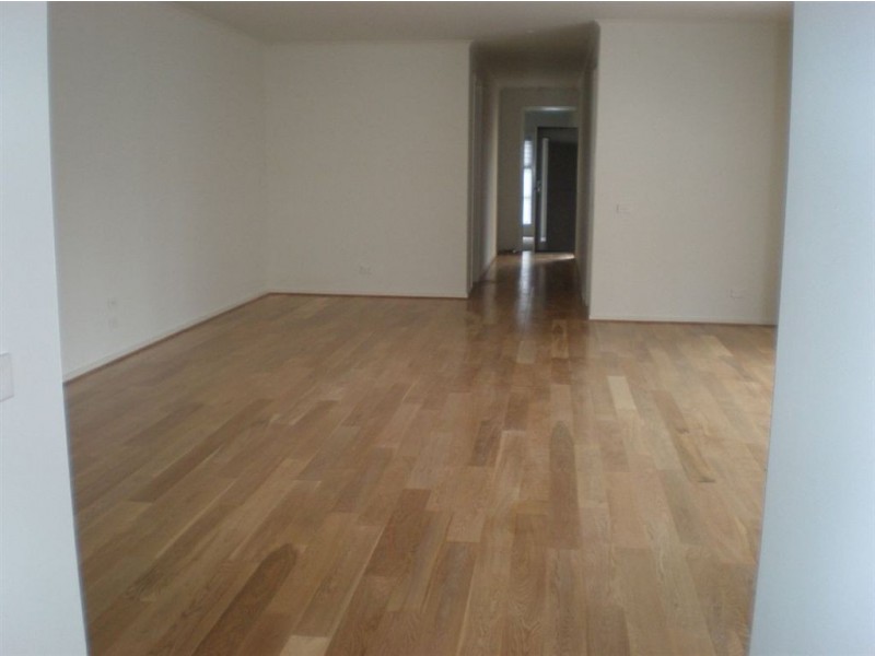 30 Edgeware Close, Pakenham VIC 3810