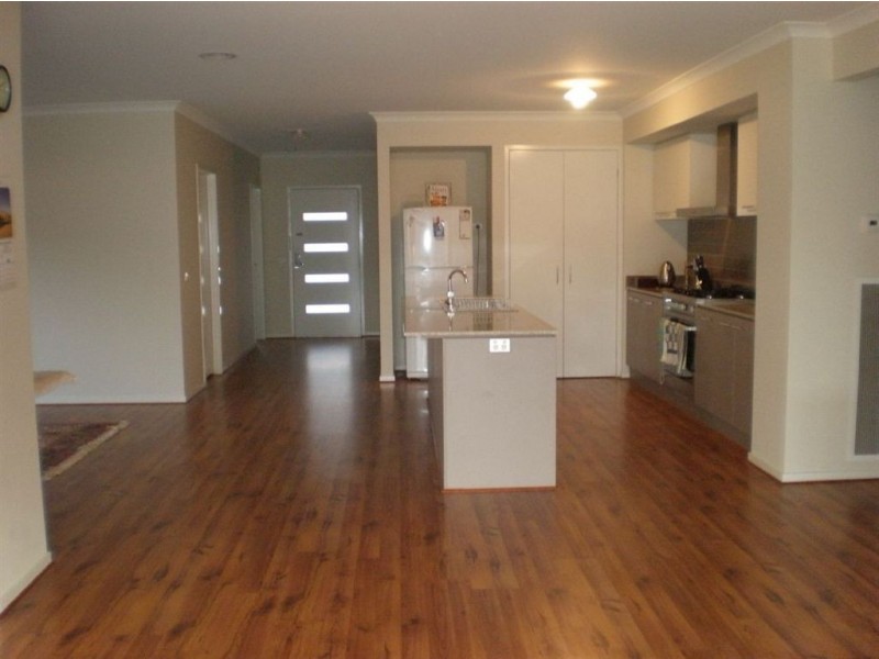 8 Newton Drive, Cranbourne North VIC 3977