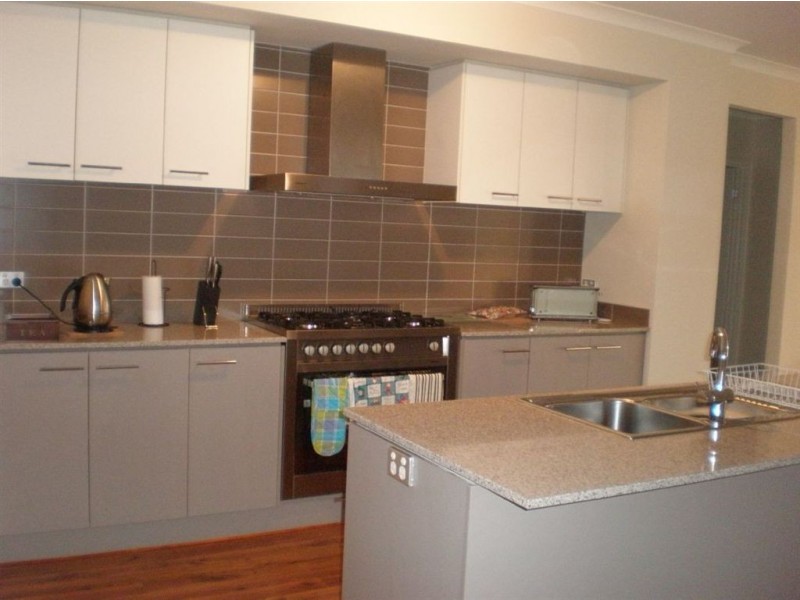 8 Newton Drive, Cranbourne North VIC 3977