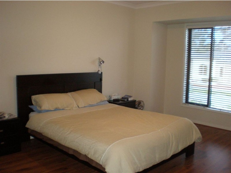 8 Newton Drive, Cranbourne North VIC 3977