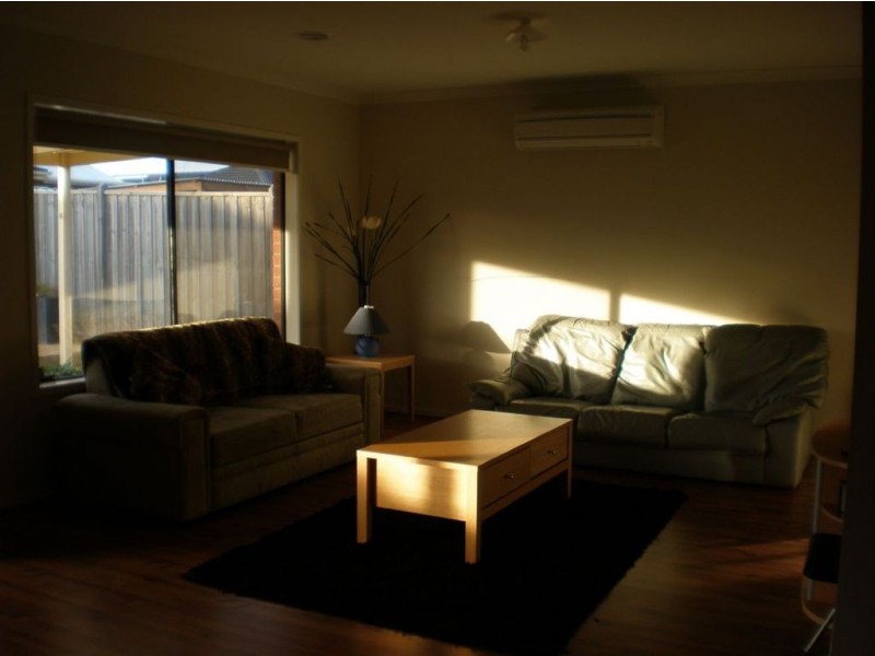 8 Newton Drive, Cranbourne North VIC 3977