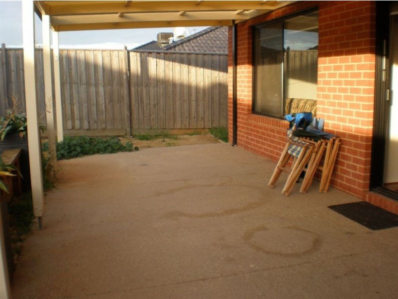 8 Newton Drive, Cranbourne North VIC 3977