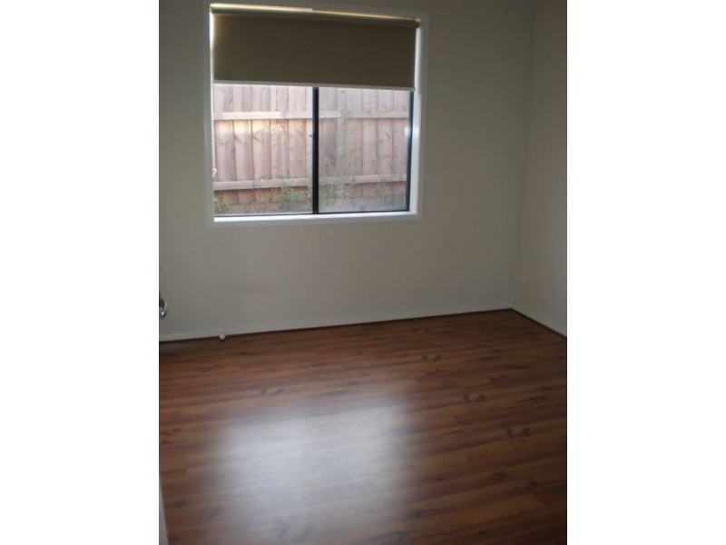 8 Newton Drive, Cranbourne North VIC 3977