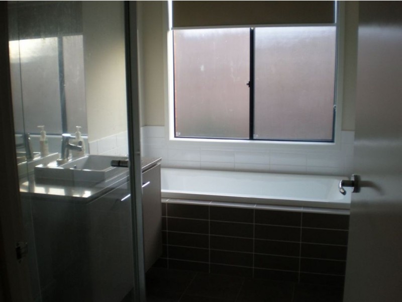 8 Newton Drive, Cranbourne North VIC 3977