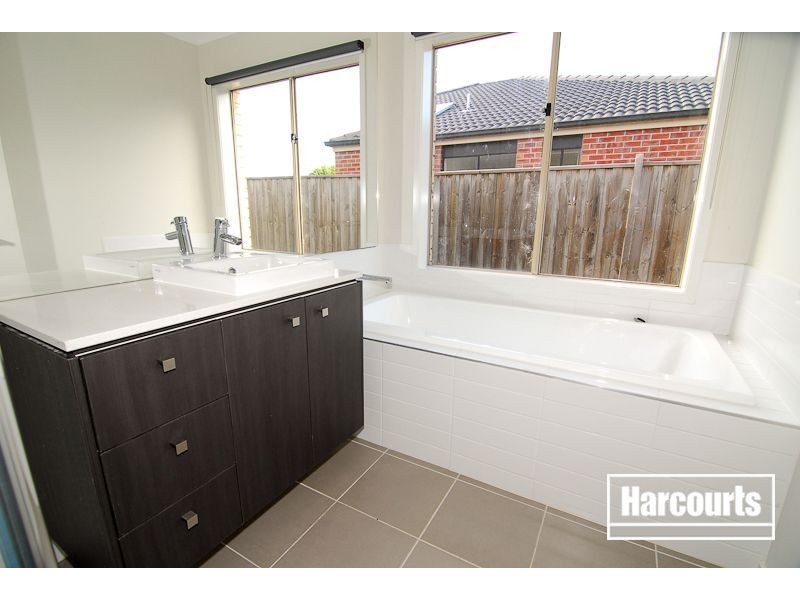 130 Rosebank Drive, Cranbourne North VIC 3977