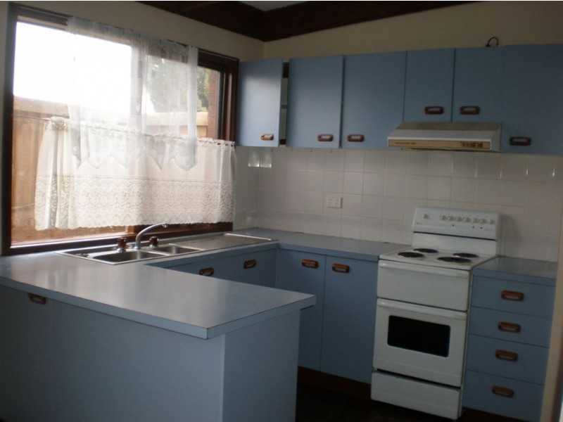 27 Kingston Avenue, Pakenham VIC 3810