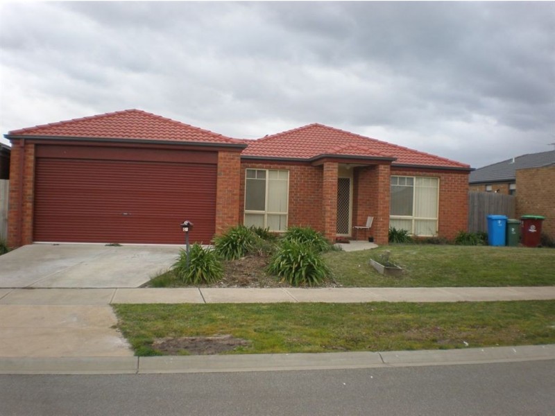 61 Phoenix Avenue, Cranbourne VIC 3977