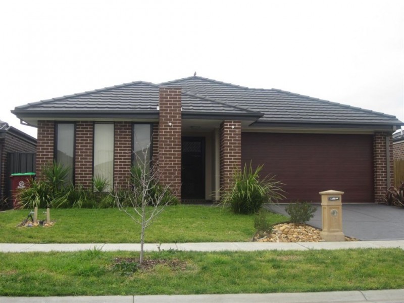 12 Peregrine Street, Cranbourne North VIC 3977