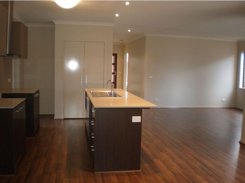 12 Peregrine Street, Cranbourne North VIC 3977