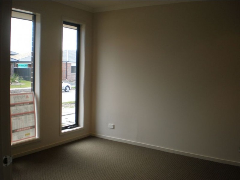 12 Peregrine Street, Cranbourne North VIC 3977