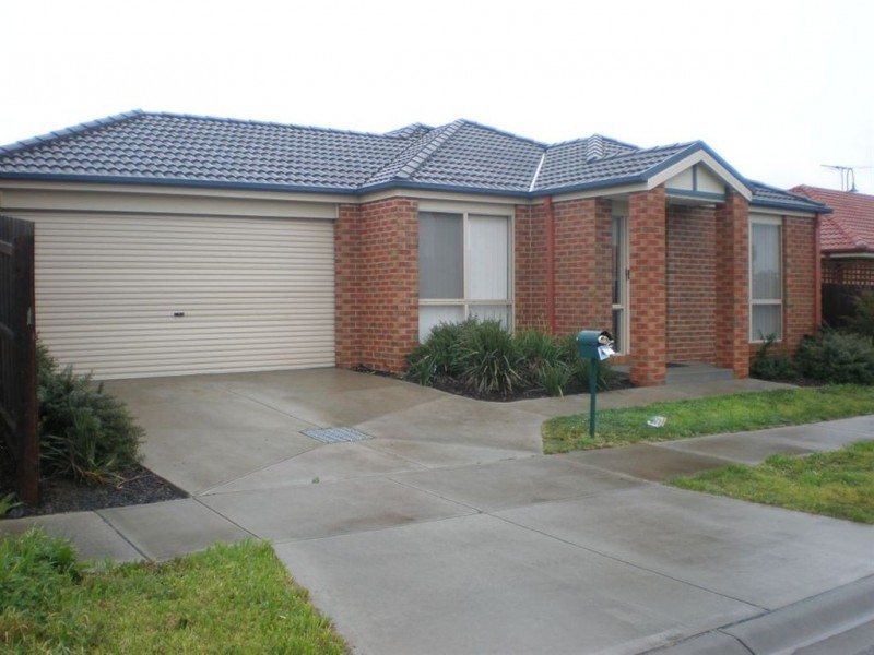 2/4 Taplan Crescent, Cranbourne VIC 3977