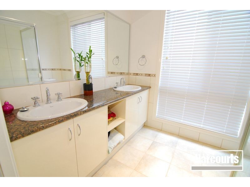 36 Bronson Circuit, Cranbourne North VIC 3977