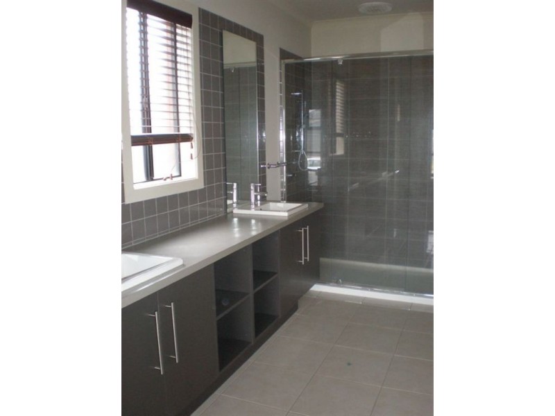 17 Tenterfield Drive, Narre Warren South VIC 3805