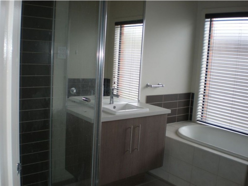 17 Tenterfield Drive, Narre Warren South VIC 3805