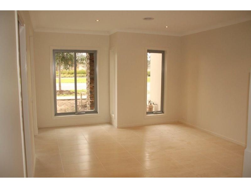 74 Mannavue Boulevard, Cranbourne North VIC 3977