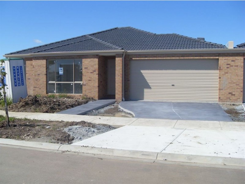 2/27 Fernisky Drive, Cranbourne East VIC 3977