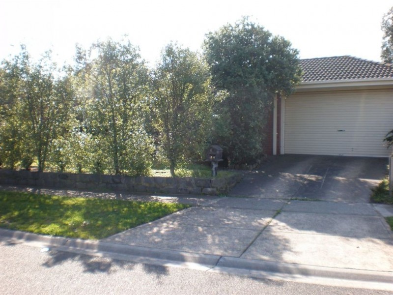 34 Frances Crescent, Cranbourne North VIC 3977