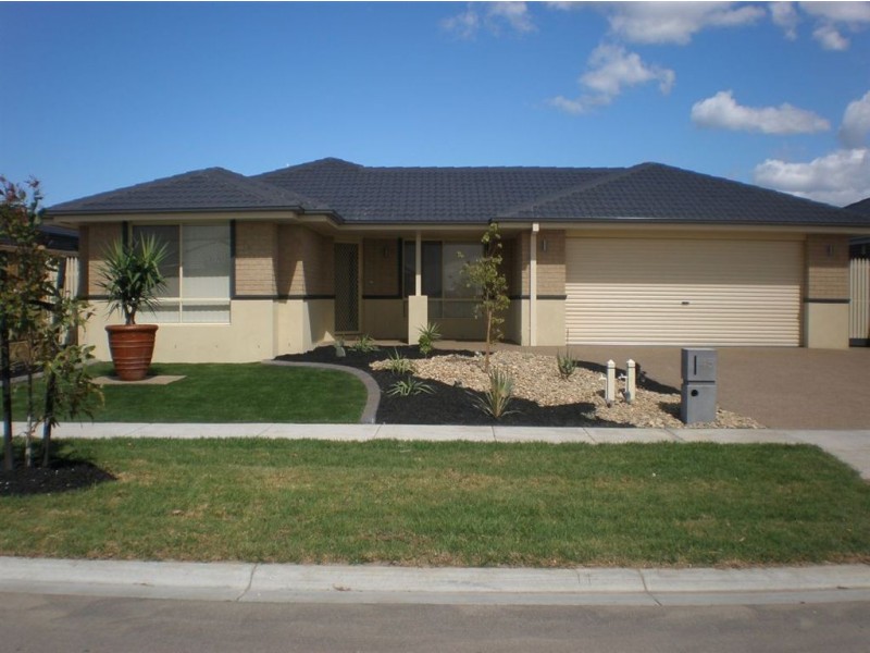 45 Bushranger Boulevard, Cranbourne East VIC 3977