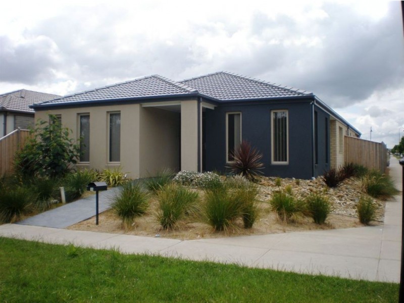 33 Ogle Way, Cranbourne North VIC 3977