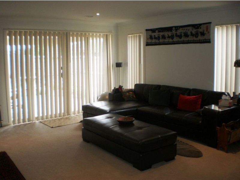 33 Ogle Way, Cranbourne North VIC 3977