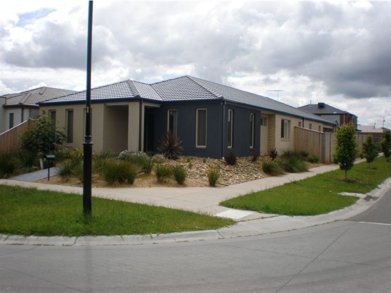 33 Ogle Way, Cranbourne North VIC 3977
