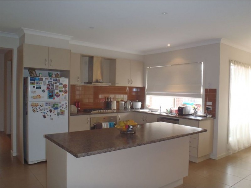 27 Beauford Avenue, Narre Warren South VIC 3805