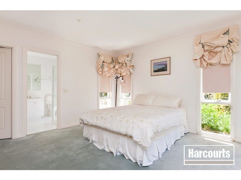 9 Tuileries Rise, Narre Warren South VIC 3805