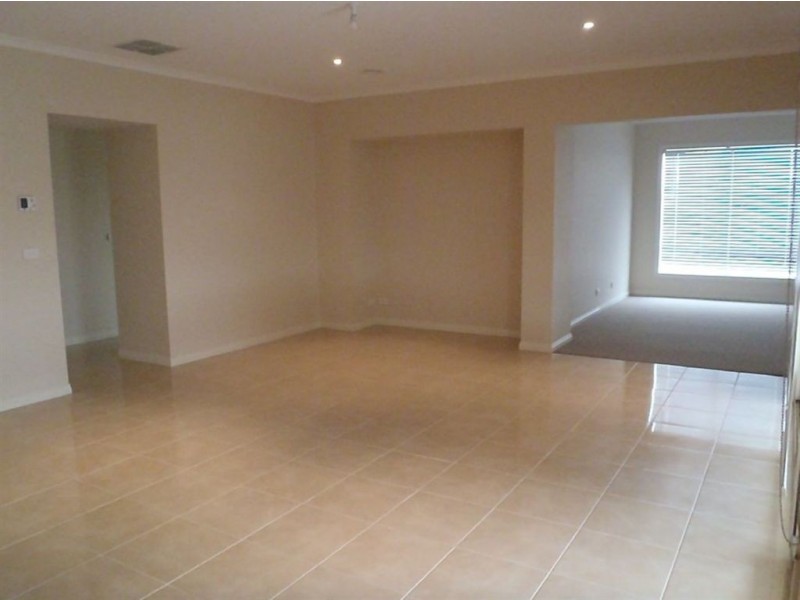 76 Langbourne Drive, Narre Warren South VIC 3805