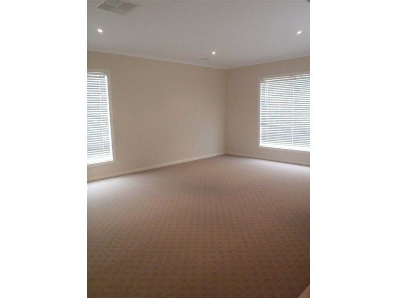 76 Langbourne Drive, Narre Warren South VIC 3805