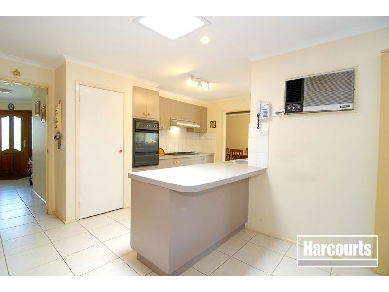 6 Foulds Crt, Berwick VIC 3806