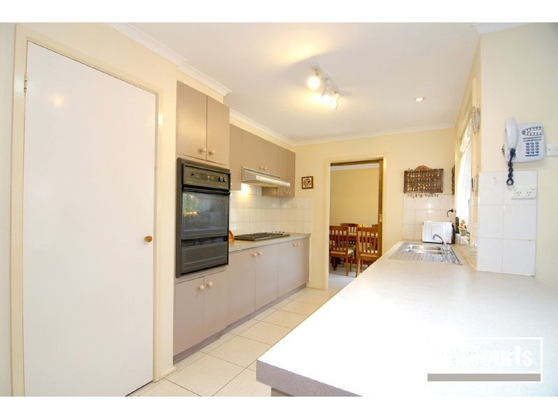 6 Foulds Crt, Berwick VIC 3806