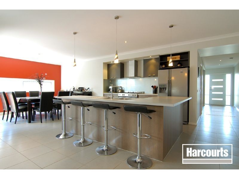 17 Bronson Circuit, Cranbourne North VIC 3977