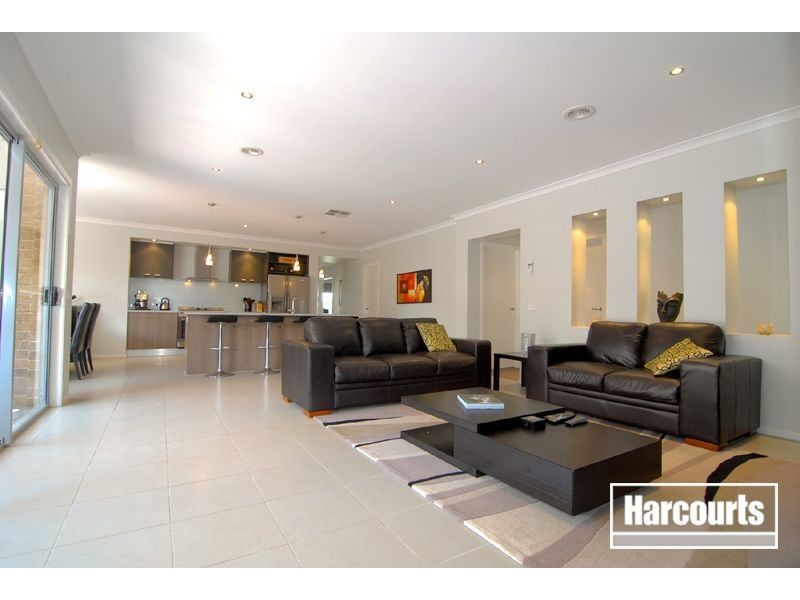 17 Bronson Circuit, Cranbourne North VIC 3977