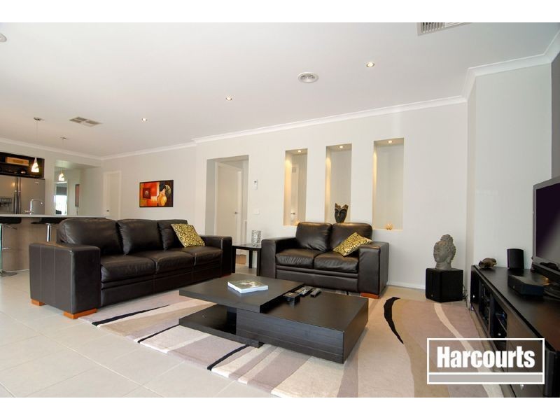 17 Bronson Circuit, Cranbourne North VIC 3977