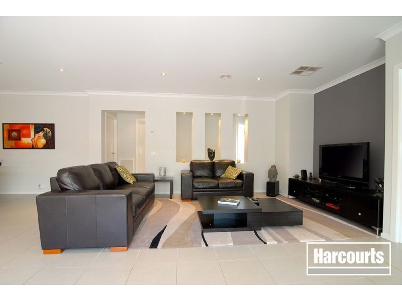 17 Bronson Circuit, Cranbourne North VIC 3977