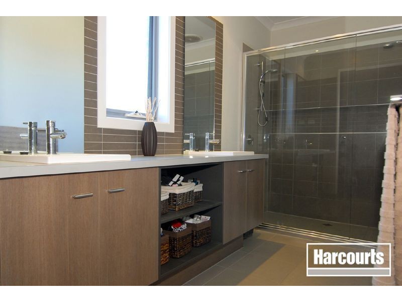 17 Bronson Circuit, Cranbourne North VIC 3977